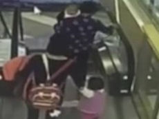 Bebê morre após avó se desequilibrar em escada rolante e deixá-lo cair cerca de 9 metros