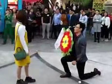 Jovem faz pedido de casamento com coroa de flores e mulher se revolta