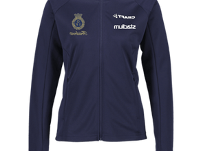 Visning av träning och tävlingskläder i hallen.