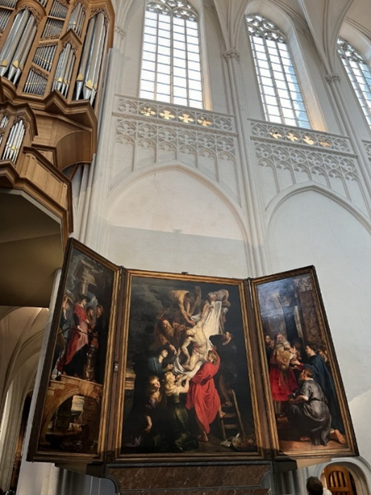 در جناح سمت راست کلیسا که تصویر پایین کشید مسیح به نمایش درآمده که از نمونه های عالی یک محراب سه تایی است