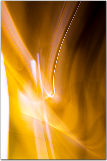 Abstrakte Lichtmalerei: Goldene, dynamische Linien und Formen. Fotografie von Martin Cornelis Schmidt 