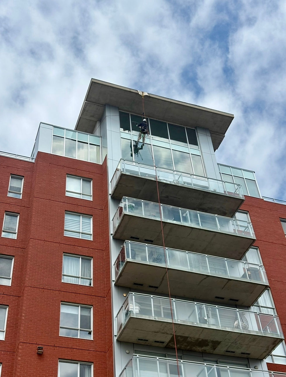 Lavage de vitres d’un immeuble résidentiel à Montréal