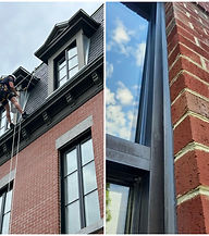 Travaux de calfeutrage extérieur sur les fenêtres d’un immeuble à Montréal