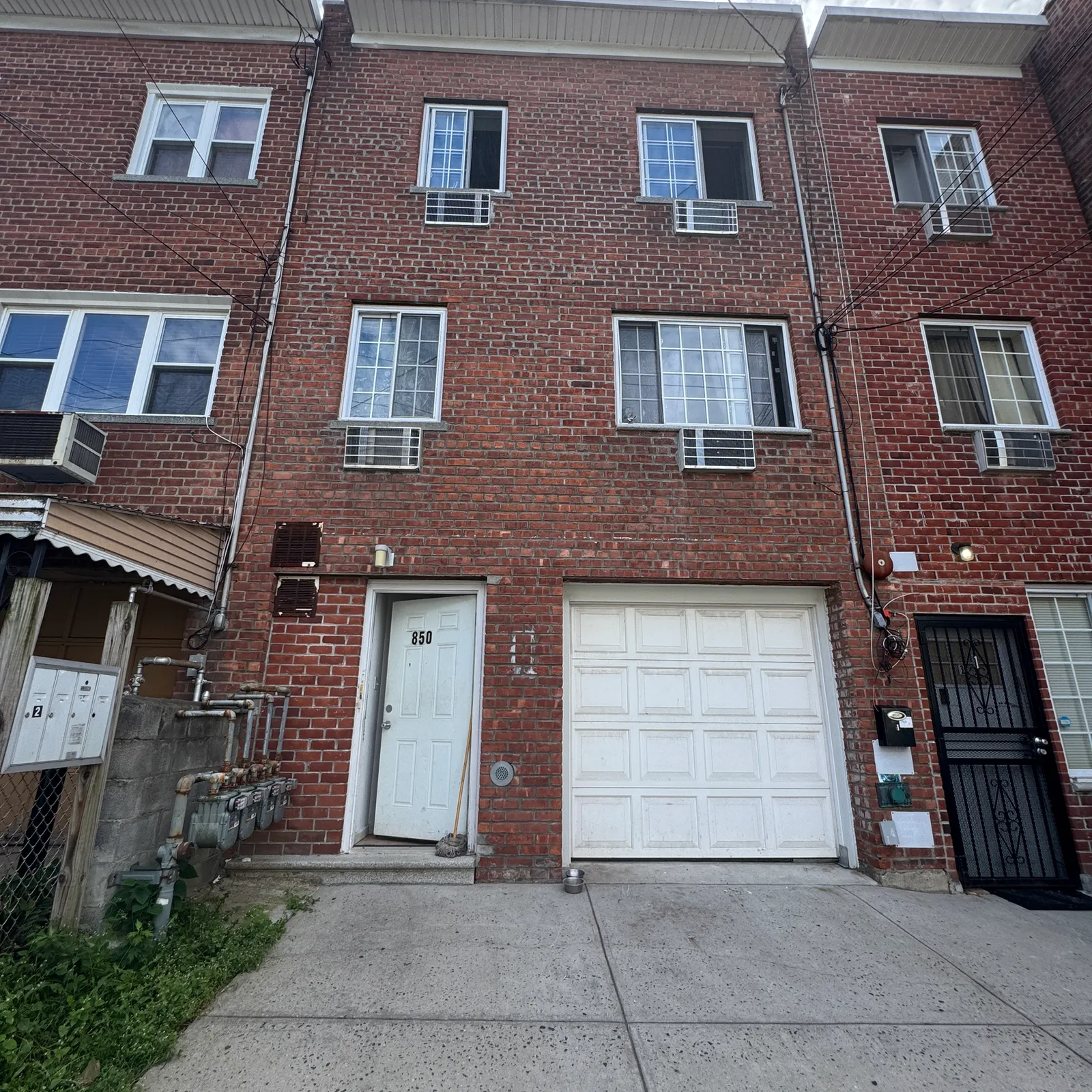 850 E 220th St, Bronx, NY 10467