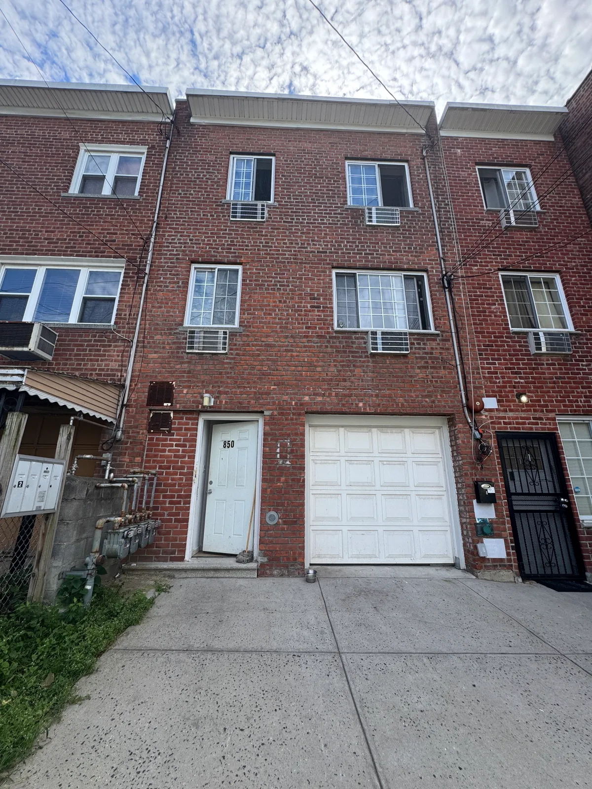 850 E 220th St