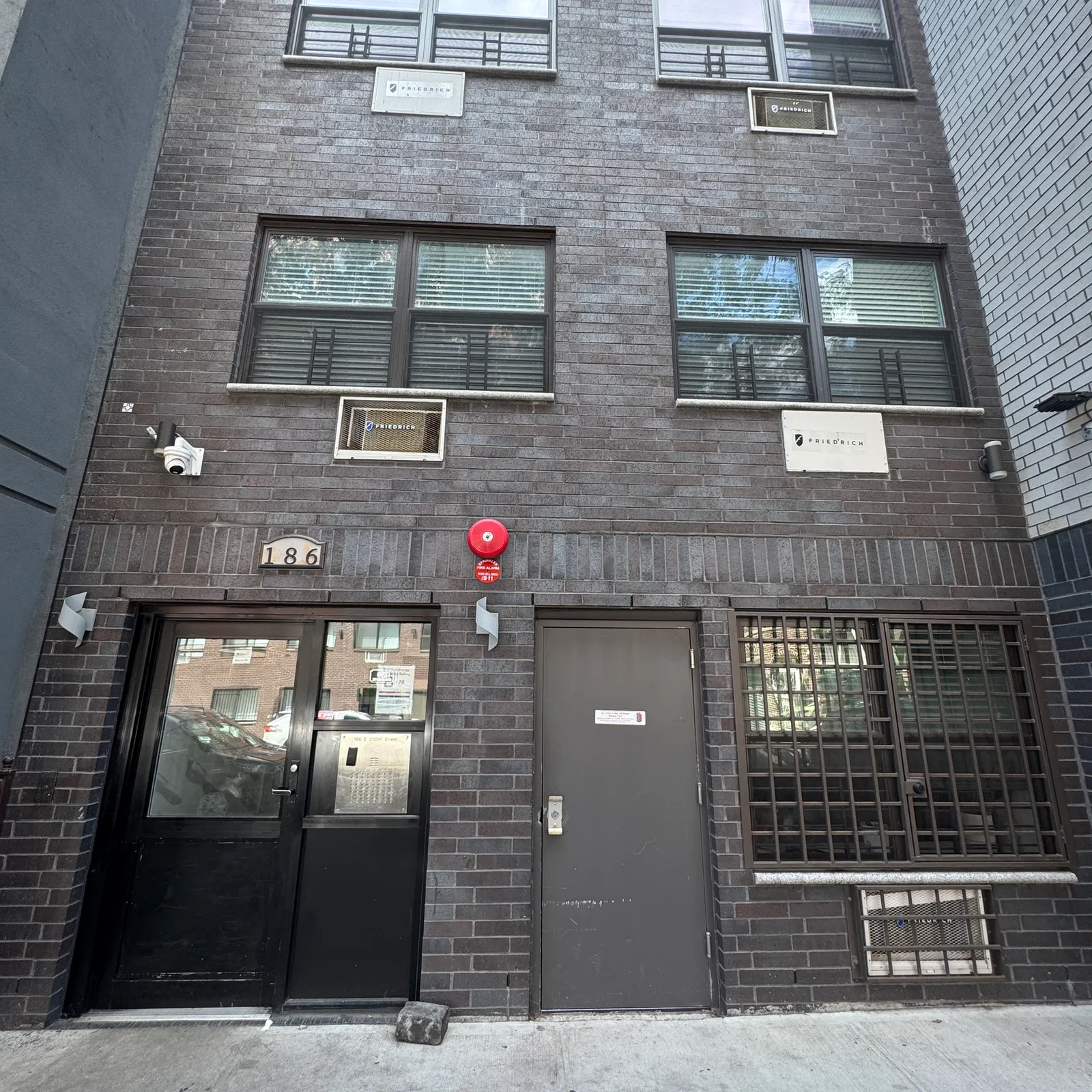 186 E 205th St, Bronx, NY 10458