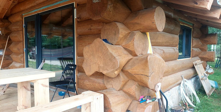 Apvalių natūralių rąstų pirtis