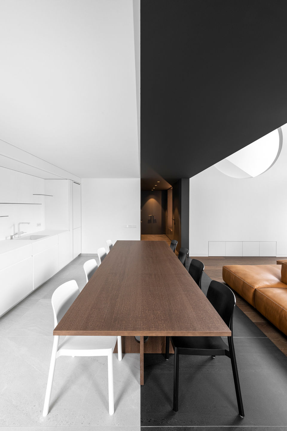 RETRICI - buto interjeras, valgomojo stalas tarp baltos virtuvės ir juodo kolidoriaus. YCL studio