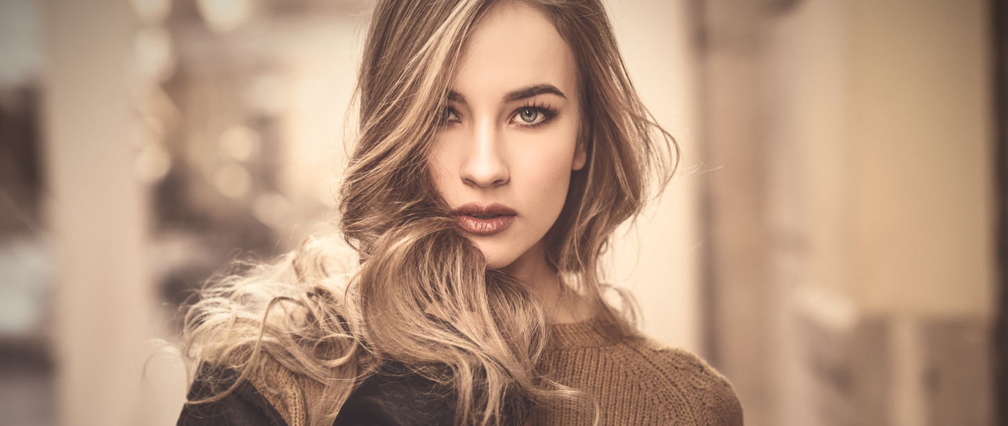 Haare stylen, LEISTUNGEN
SANDRA COIFFEUR, RIEHEN, SANDRA STUBER, HAARSPEZIALISTIN SANDRA MACHT IHRE WÜNSCHE WAHR
Liebe ist in den Haaren - love is in the hair.
Als meine Aufgabe sehe ich es an, Ihre Emotion, Wünsche und Stimmung zu formen. Jeder Schnitt hat etwas Besonderes und ist so Einzigartig wie Sie. Deshalb lege ich grossen Wert auf eine angenehme Wohlfühlatmosphäre und persönliche Typberatung.
Damen, Herren und Kinder jeden Alters - sind herzlich willkommen. Ob klassisches Waschen & Föhnen, schneiden, stylen, trendige oder professionelle Schnitte oder stilvolle Farben, bei mir bekommen Sie alles ganz nach Ihrer Vorstellung. In punkto Coloration bin ich Ihre Spezialisten für Highlights mit anschliessender Nuoncierung mit Redken Shades EQ.
Neben Trendfrisuren gehören Hochzeitsfrisuren oder Hochsteck-Frisuren für festliche Anlässe ganz klar dazu. Ihren Wünschen komme ich sehr gerne nach und style Sie für jeden Anlass.
Haarsalon, Coiffeurgeschäft
Überzeugen Sie sich selbst und lassen Sie sich in geschmackvollem Ambiente verwöhnen. Ziel ist es, dass Sie sich rundum wohlfühlen und gerne wiederkommen.
Vereinbaren Sie gleich einen Termin. Ich freue mich auf Sie und darauf Ihre Wünsche wahr werden zu lassen. www.sandra-coiffeur.ch
Mit umfassender Typberatung, professionellen Haarschnitten und Colorationen sorge ich mich gerne um Ihre Persönlichkeit.