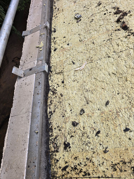 Waterdichte aansluiting van het dak met zinken details