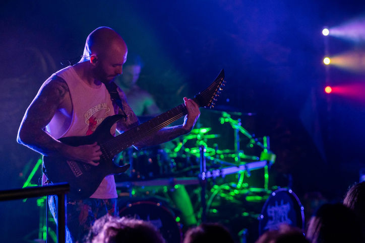 Fotografia koncertowa - Gitarzysta Archspire podczas koncertu w klubie Hybrydy, Warszawa