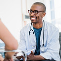 Médecin souriant avec un patient