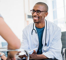 Amical jeune médecin