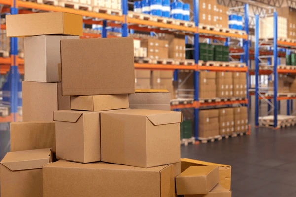 Almacén logístico moderno con suministros industriales y estanterías