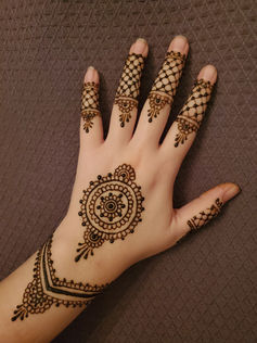 simple bridal henna tattoo on the hand of lace and mandala for a bride in Peoria, Arizona.