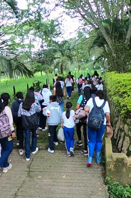 Grupo de jovenes en una jornada de recuperación ecológica con CINDESUS