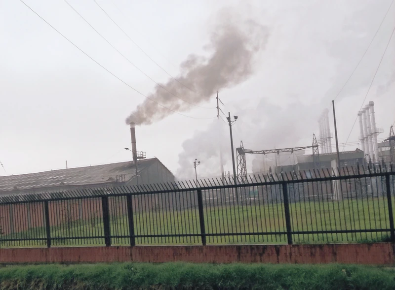 Planta industrial emitiendo humo contaminante