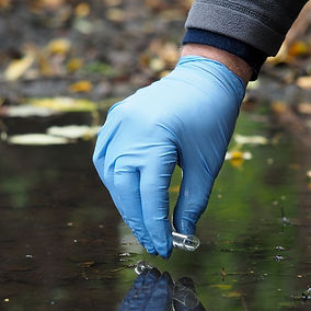 ¿Por qué necesitas un diagnóstico ambiental?

En un mundo cada vez más consciente de la sostenibilidad, las empresas deben evaluar su impacto en el medio ambiente. Un diagnóstico ambiental te proporciona información valiosa sobre cómo tus operaciones afectan al entorno natural. Algunas razones para considerar un diagnóstico son:

Cumplimiento Legal: Identifica posibles incumplimientos normativos y evita sanciones.
Reputación: Demuestra tu compromiso con la sostenibilidad y atrae a clientes conscientes del medio ambiente.

Eficiencia: Descubre oportunidades para reducir costos y mejorar procesos.
