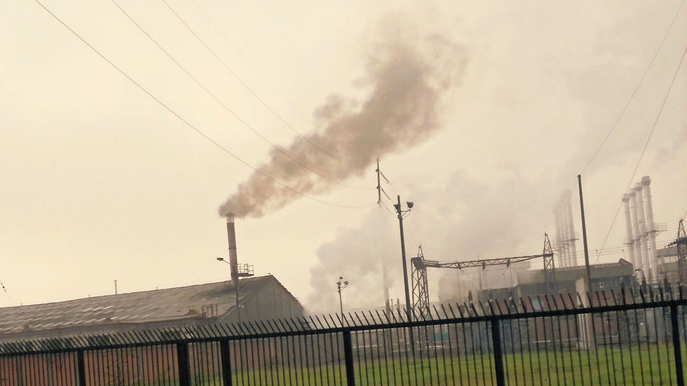 Vista aérea de planta industrial con áreas verdes y cuerpos de agua cercanos