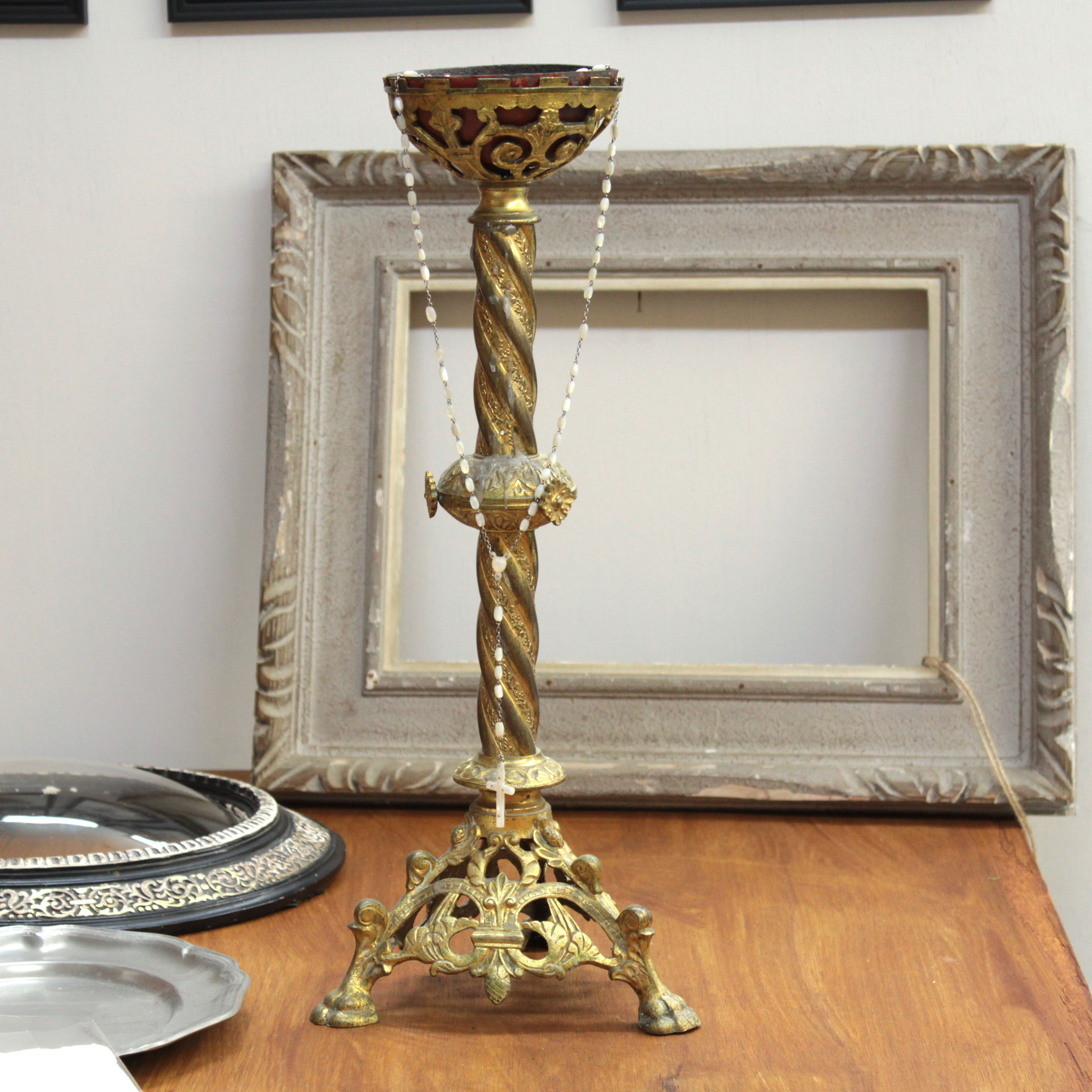 フランス　教会のロウ台