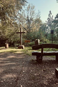 Eine würdevoll vorbereitete Trauerzeremonie im Friedwald mit Holzkreuz und Technik – Rednerin Leonie Löwenstark schafft Raum für Abschied inmitten der Natur, individuell und auf Wunsch auch christlich.