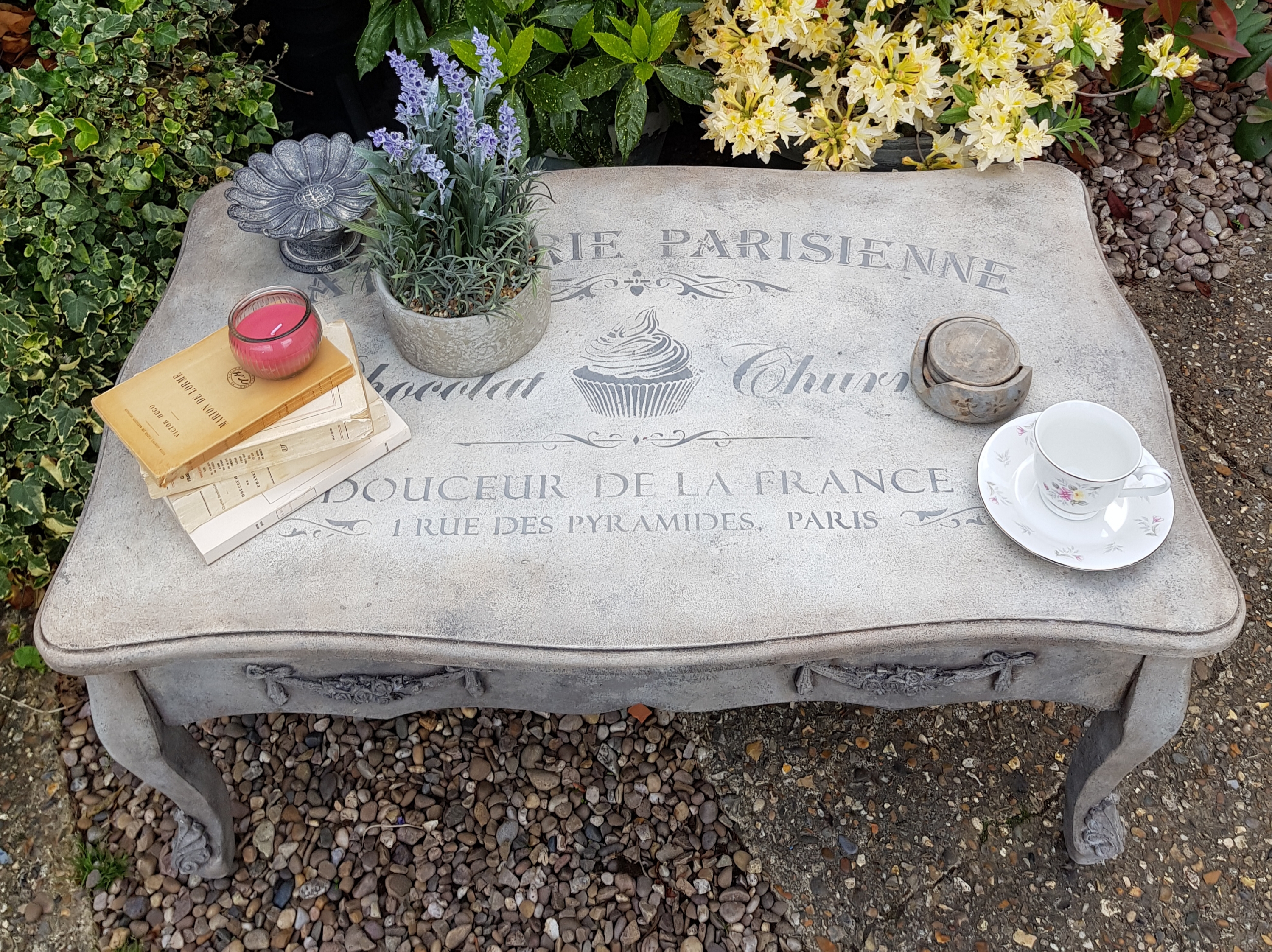 THE FRECH CUPCAKE COFFEE TABLE