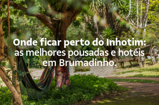 Rede amarrada em árvores no quintal da pousada Villa Domaso, perto do Inhotim