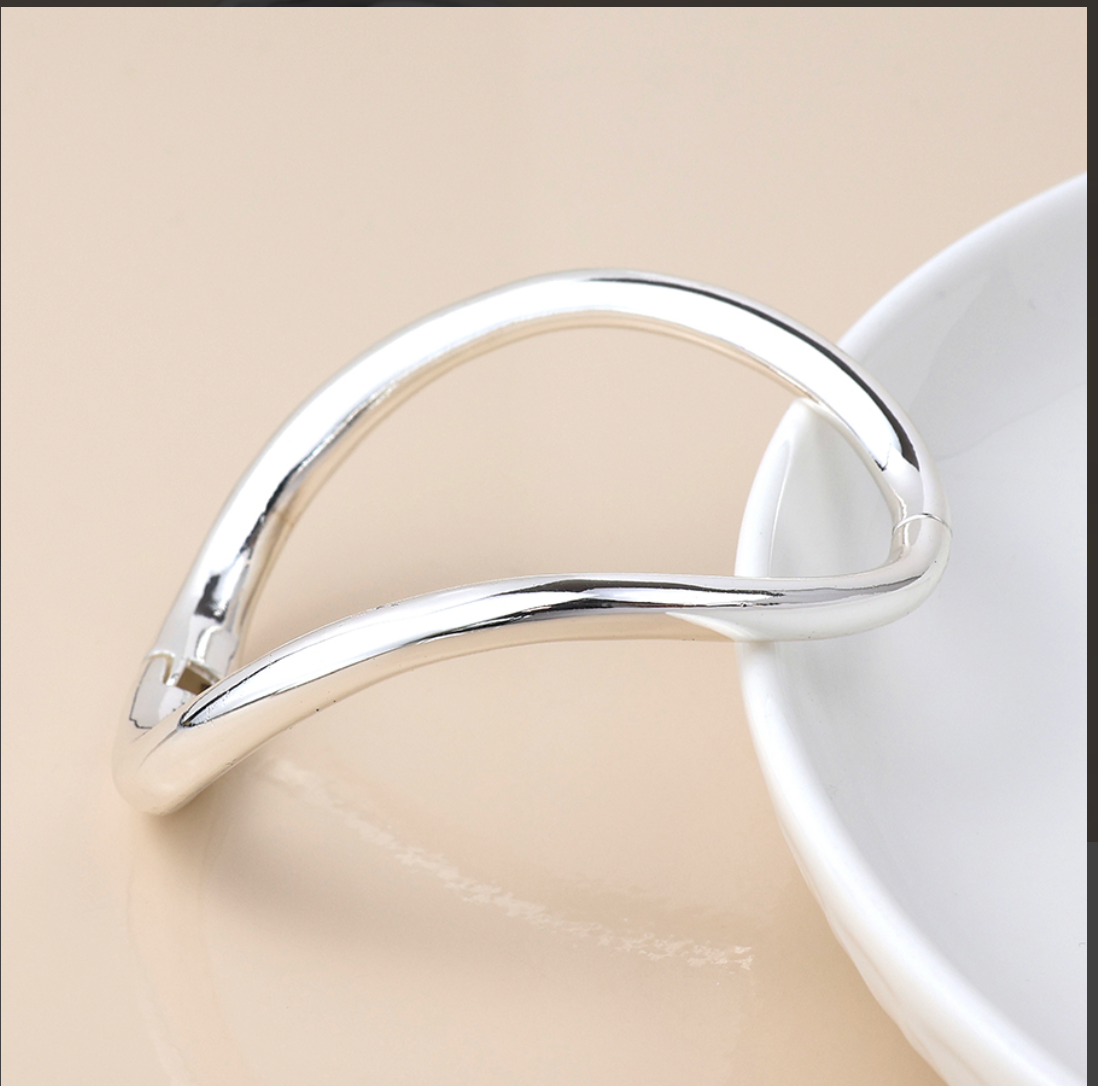 Simple Curve Hinged Bangle