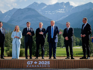 G7 leaders (L-R) Japanese Prime Minister Shigeru Ishiba, Italian Prime Minister Giorgia Meloni, French President Emmanuel Macron, Canadian Prime Minister Mark Carney, Trump, British Prime Minister Keir Starmer, German Chancellor Friedrich Merz, and European Union Commission President Ursula von der Leyen. Photo by Chip Somodevilla/Getty Images