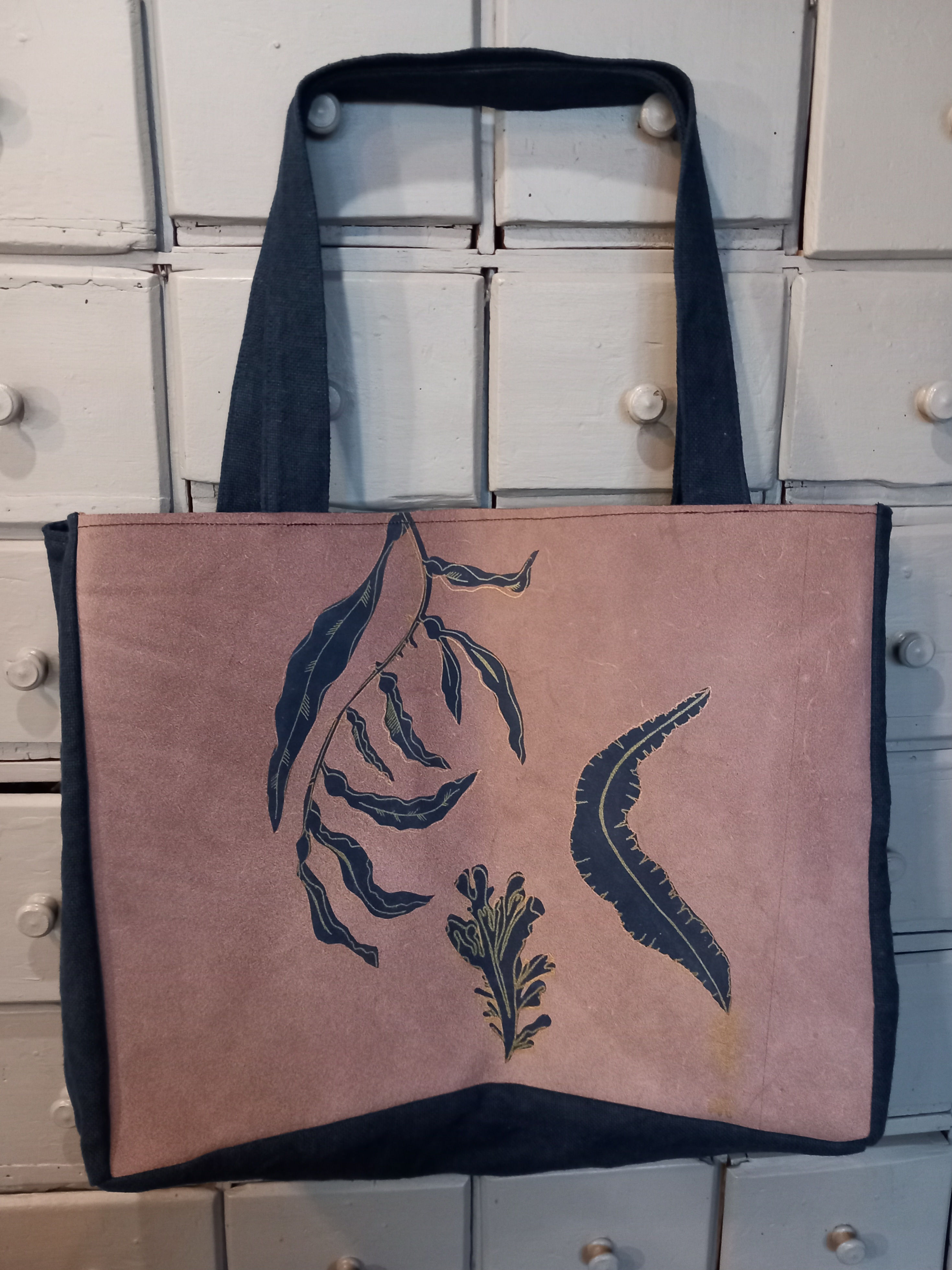 Sac cabas en croûte de cuir et lin tissé en Belgique, motif goémon et fucus