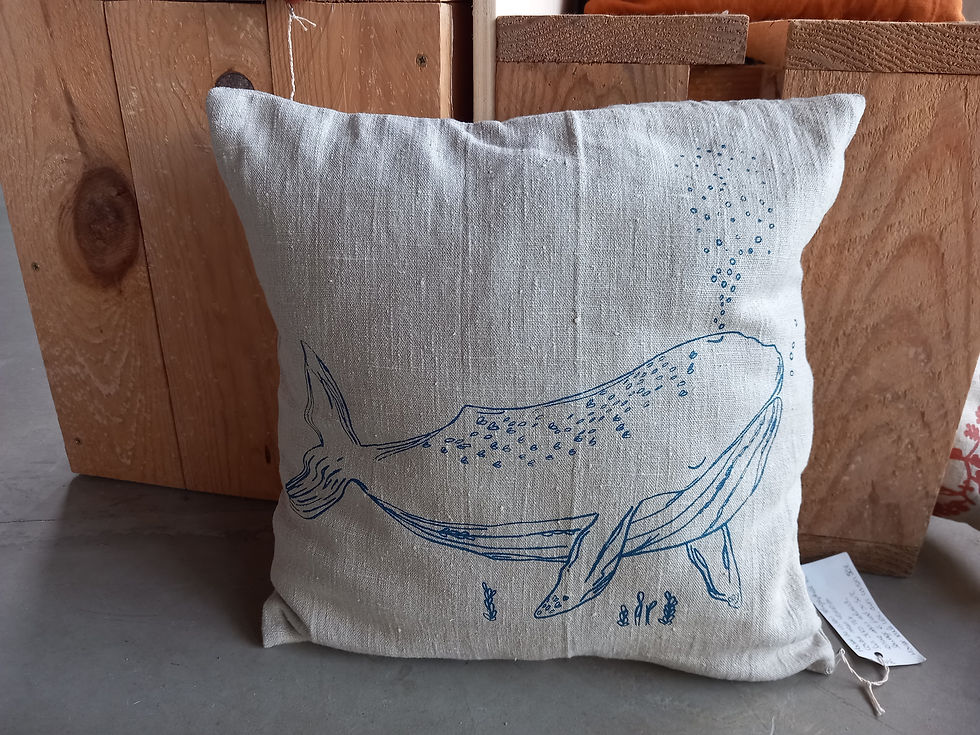 Miniature : Housse de coussin en lin naturel, bleu jean sérigraphie baleine bleu pétrole