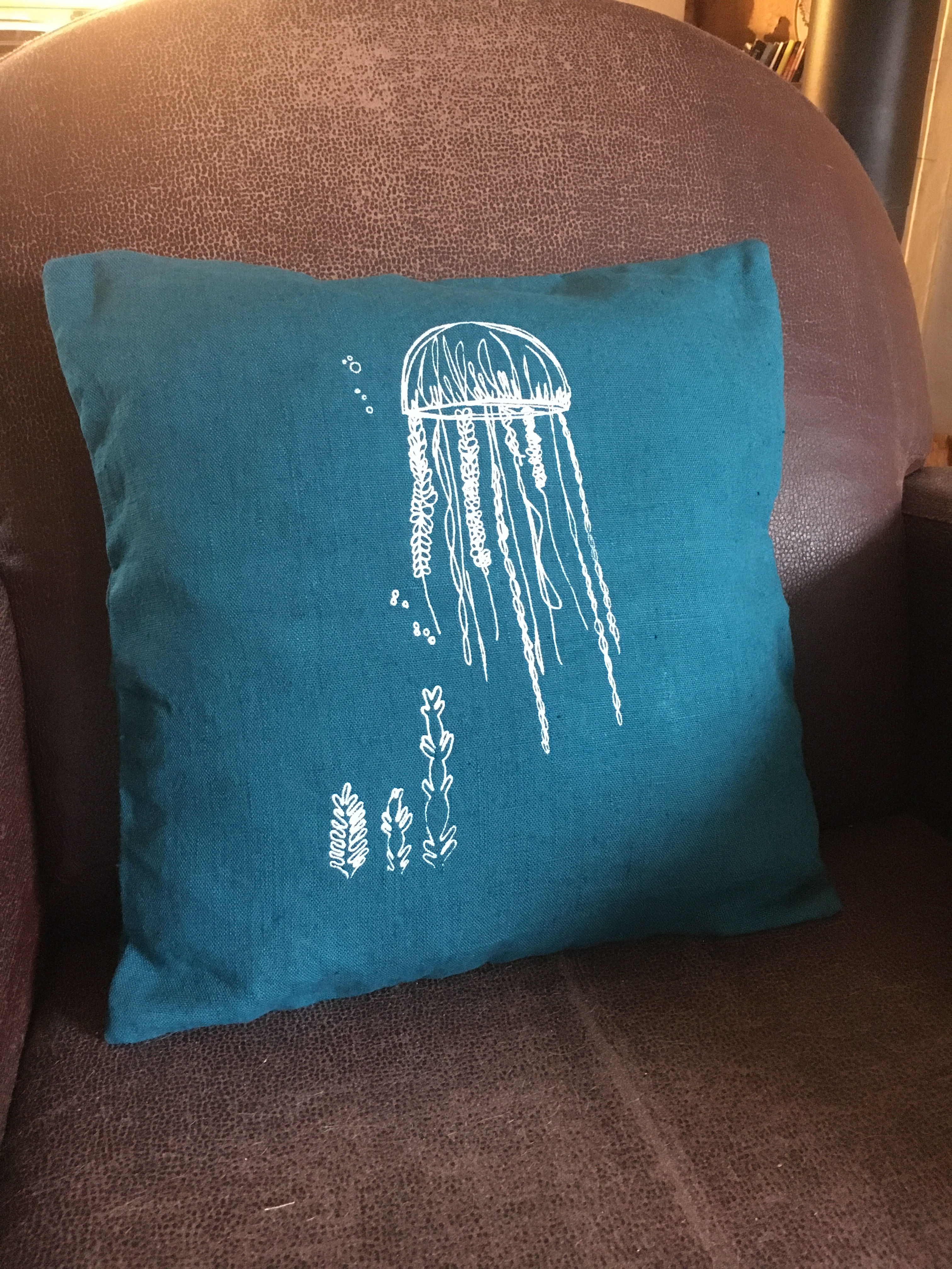 Housse de coussin en lin bleu turquoise, sérigraphie méduse blanche