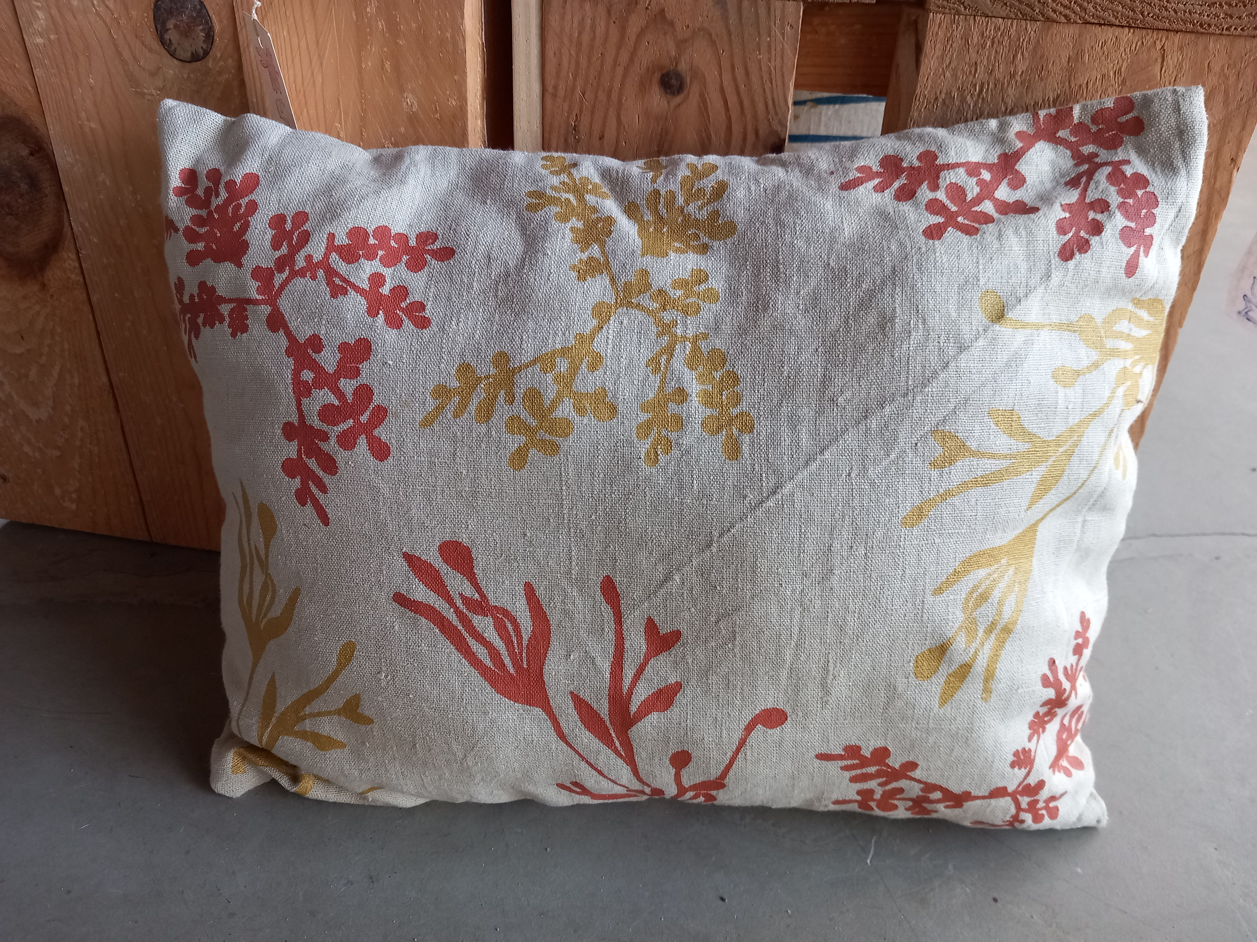 Housse de coussin en lin couleur bouleau, sérigraphie goémon et algues marines