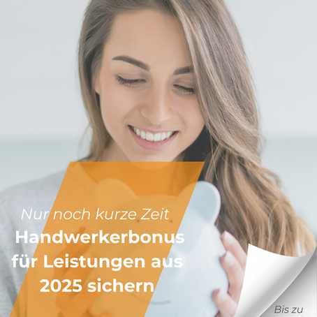 Eine Frau, die ein Sparschwein in der Hand hält und sich freut