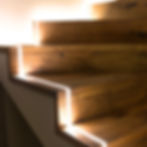 Eine Holztreppe mit integriertem Licht an der Seite der Trittfläche