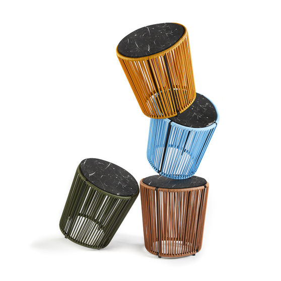 All ames products are developed and made in true partnership with local artesanos and artesanas, the Colombian craftspeople. Their skills, care and knowledge ensure that every ames product is finished with exceptional quality.
As we only manufacture in small, family-owned ateliers, we also work with our partners to minimise our environmental impact. Raw materials are sourced mostly from the country, the PVC strings for our furniture are made from recycled plastic and all fabric dyes only include natural pigments.
Scroll down to learn more about the traditional techniques that are used to create our collection.