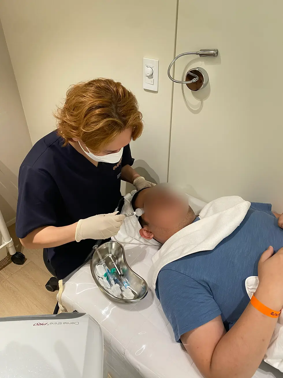 Non-surgical skin procedure in clinic