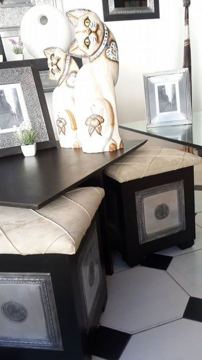 Facebook - Mesa negra con 4 puff negros de 30 x 30 cm, , con tapa beige tapizada