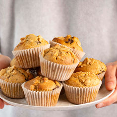 Muffins de cacahuetes con chocolate. Receta fácil y rápida para merendar