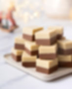 bombones cremini de dos chocolate sobre plato blanco con fondo navideño