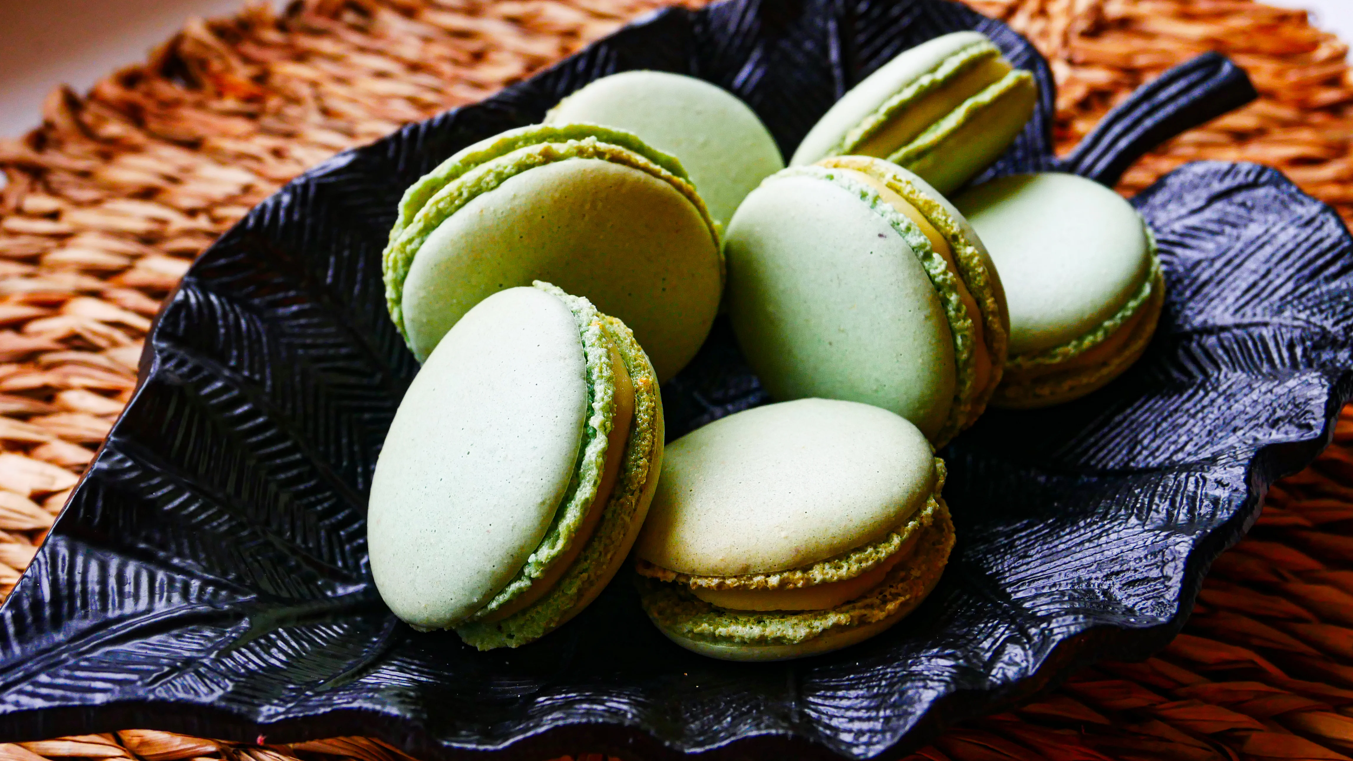 Plateau de macarons Amazit avec une ganache à l'Huile d'Olive Vierge Extra - La Caractère