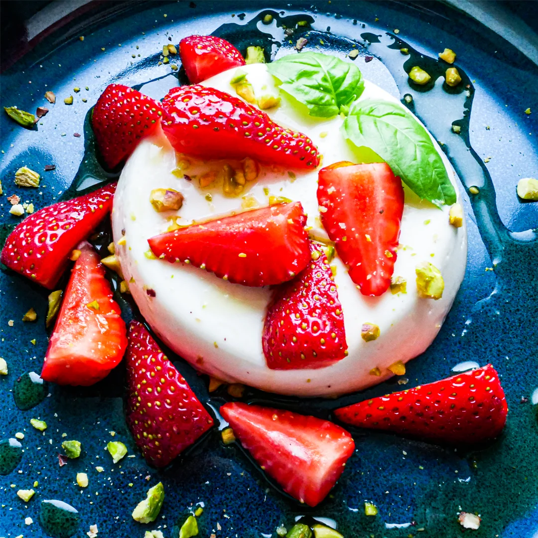 Panna Cotta basilic, fraise, pistaches et huile d'argan torréfiée Amazit.