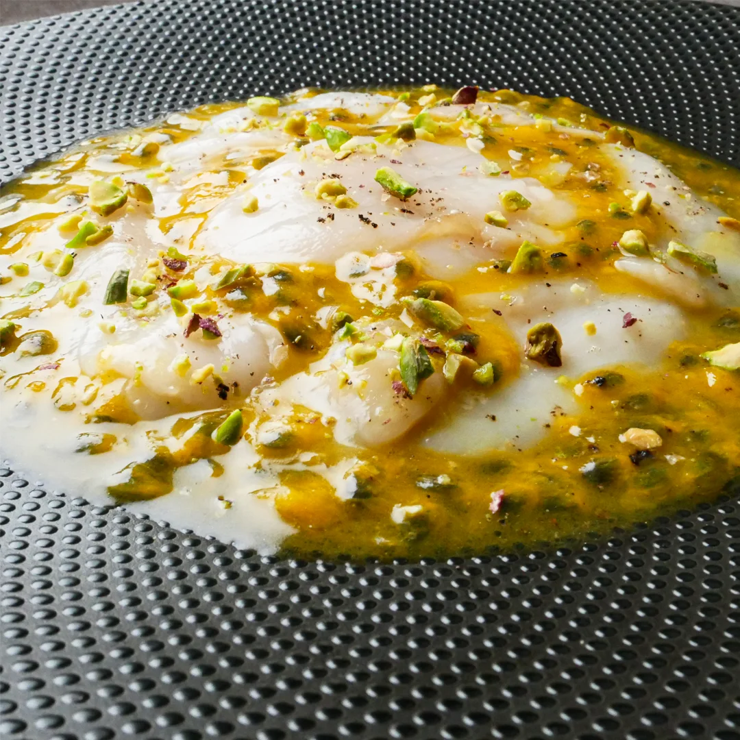 Carpaccio de St-Jacques avec sauce fruit de la passion et Huile d'Argan torréfiée