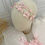 Miniatura: Tiara de fada infantil com flores rosa e borboleta de tafetá, decorada com cristais brilhantes.