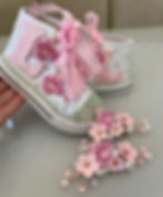 Tênis infantil personalizado da Peppa Pig branco com strass, flores rosas, pérolas e cadarço de fita.