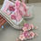 Miniatura: Tênis infantil personalizado da Peppa Pig branco com strass, flores rosas, pérolas e cadarço de fita.
