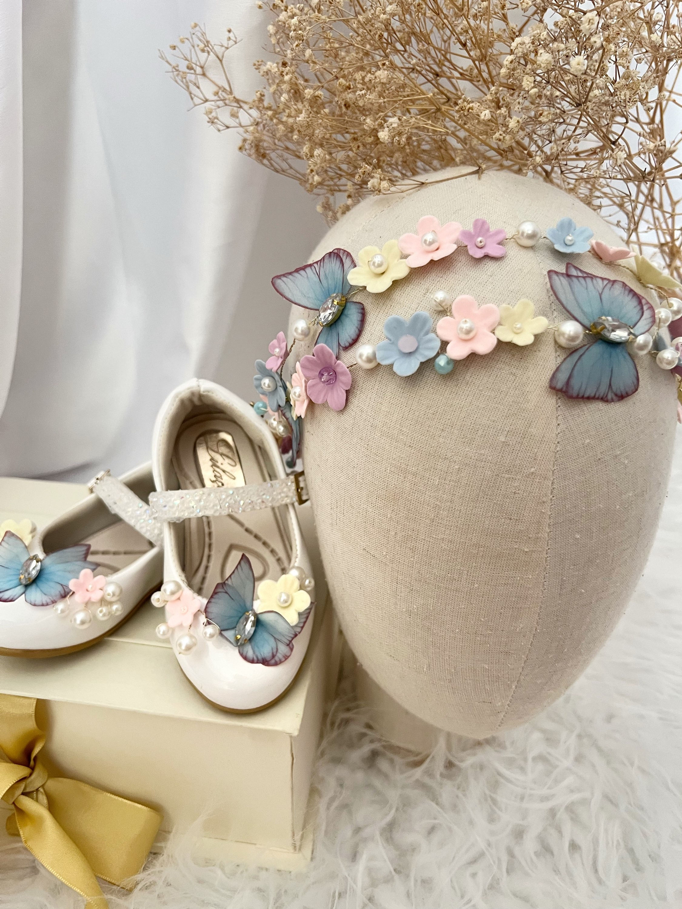 Kit Sapato e Tiara Infantil Personalizado com Flores e Borboletas, perfeito para festas, com detalhes de verniz e pérolas.