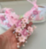 Detalhe do tênis infantil Peppa Pig personalizado com brilho, flores e inicial decorada.