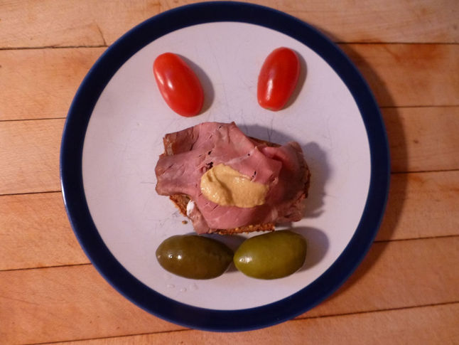 roastbeef snack with mixed berry shake