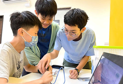 學生於程式設計教室中進行實體課程學習與討論